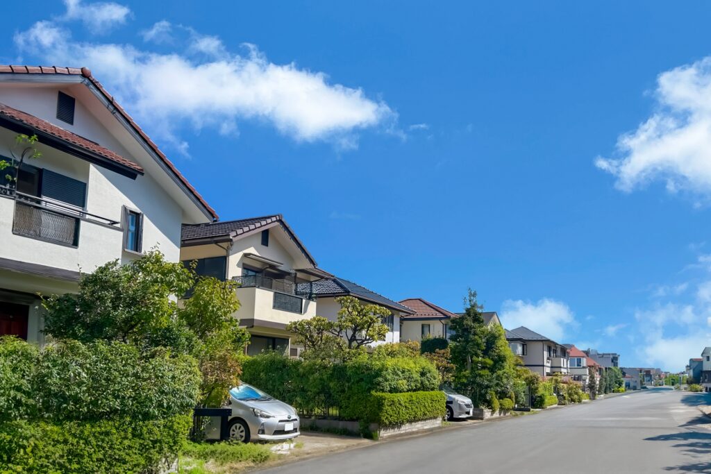閑静な住宅街の通りと生垣