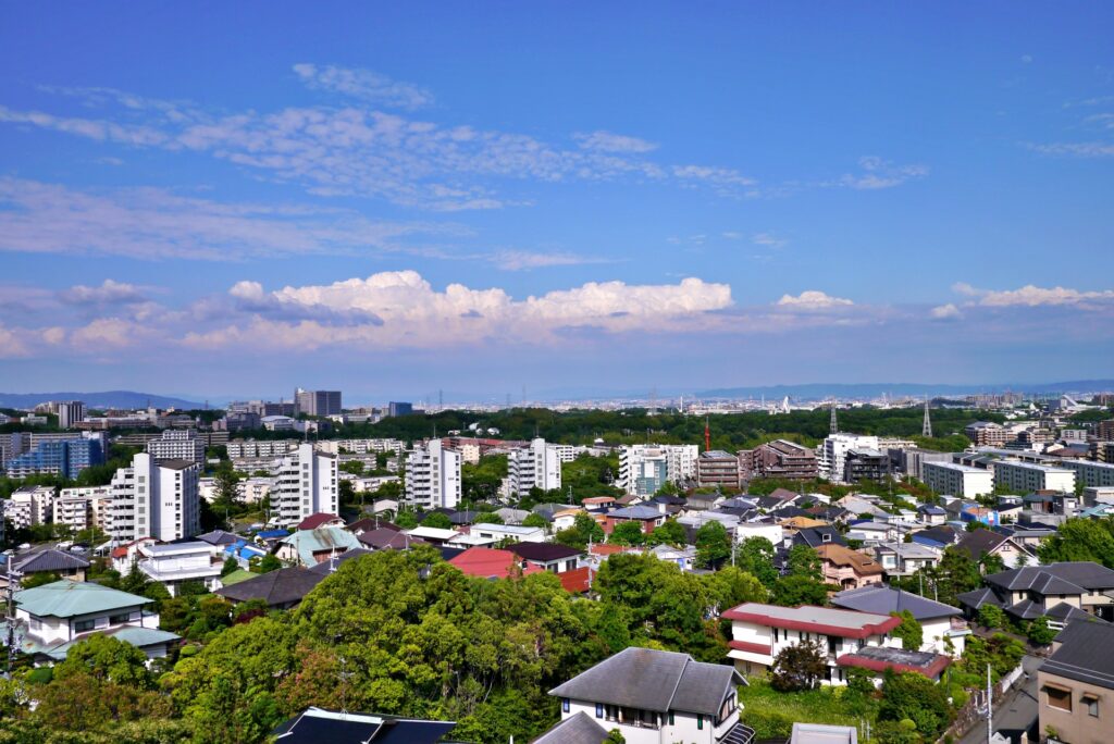 豊中市千里ニュータウンの集合住宅と戸建てが並ぶ住宅地