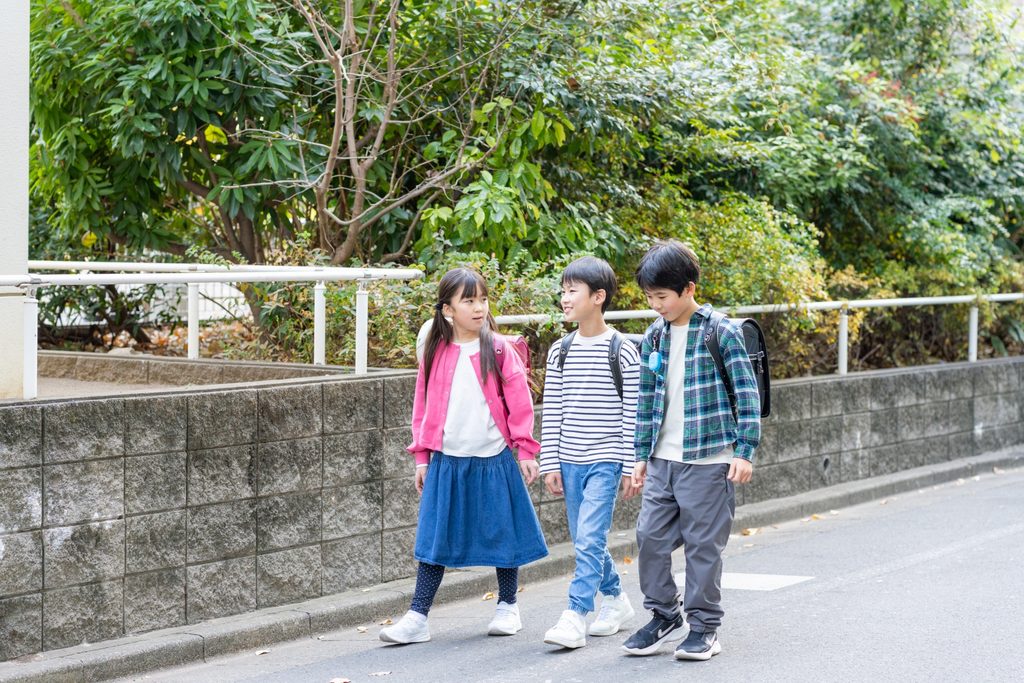 通学路を歩く小学生