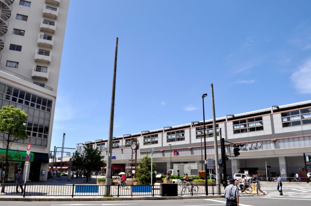 高架化された阪急曽根駅と駅前広場