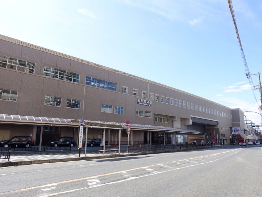 阪急豊中駅の駅舎とバスのりば