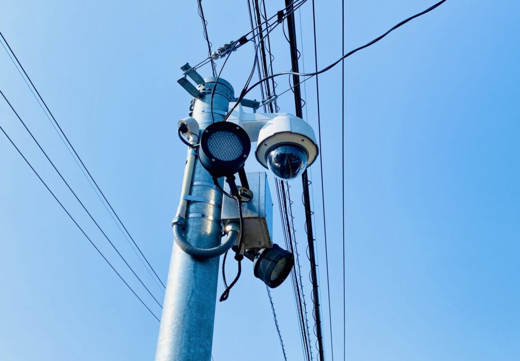 電柱に設置された防犯カメラ
