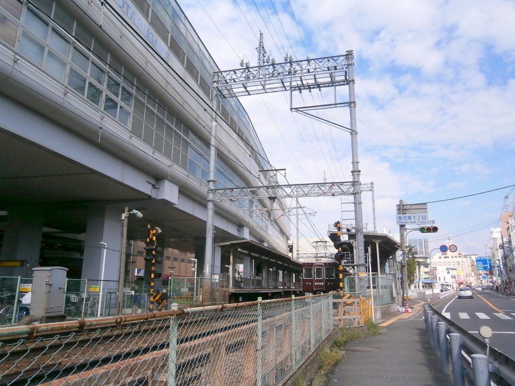 豊中市の蛍池、阪急宝塚線の高架と駅前の通り