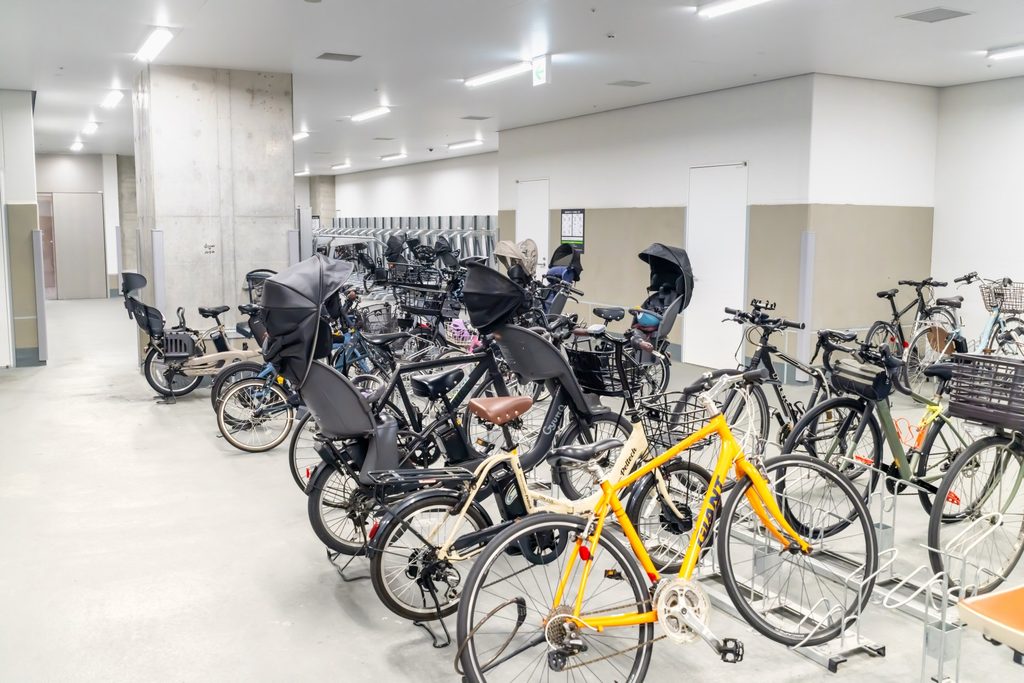 駐輪場に並ぶ自転車