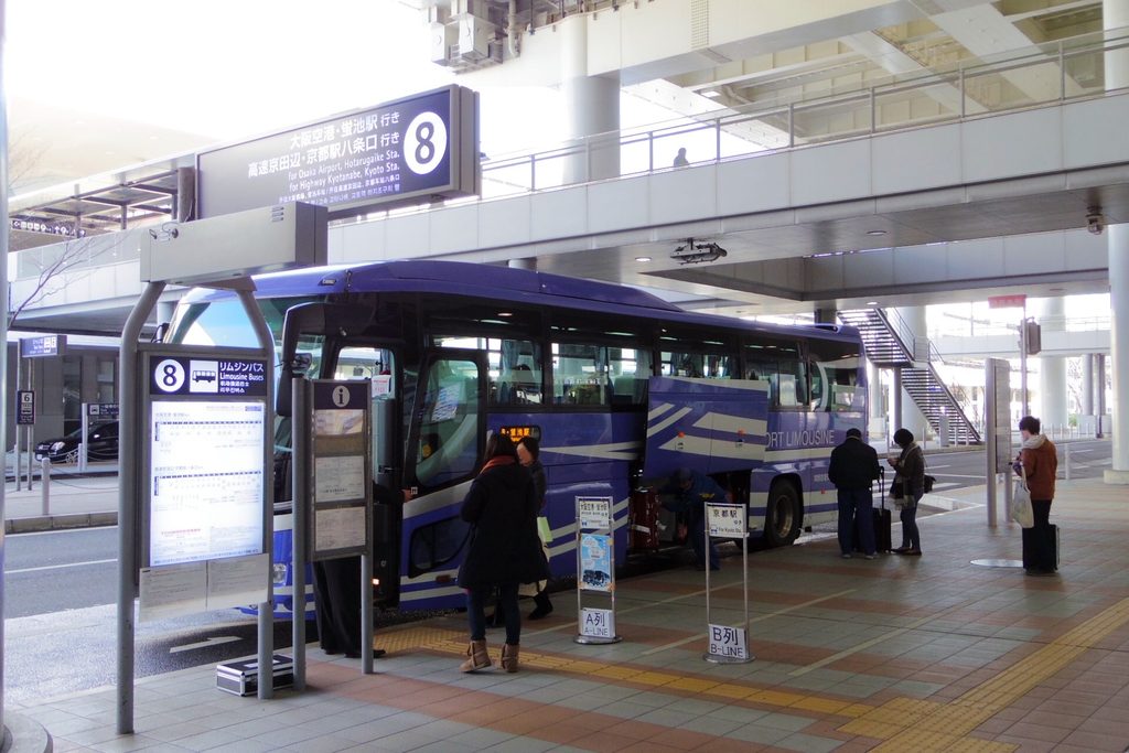 大阪国際空港のリムジンバスのりば、蛍池駅行きの案内
