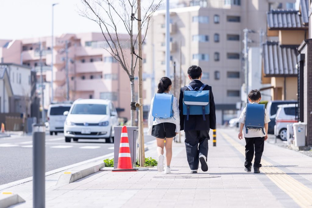 通学路を歩く小学生