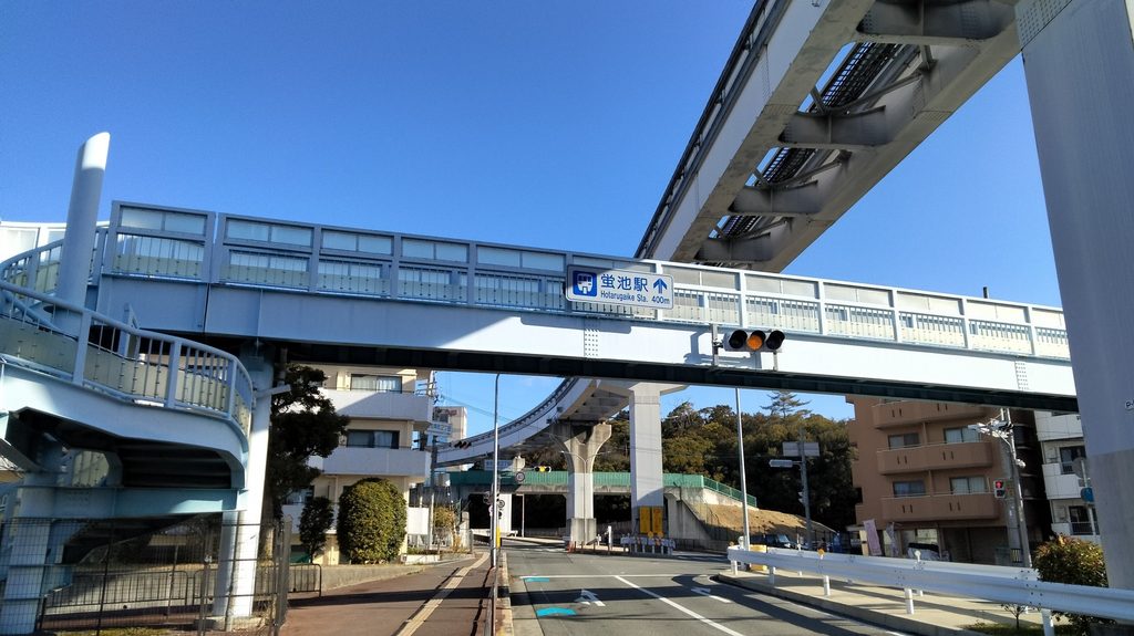 豊中市の蛍池、大阪モノレールの高架と蛍池駅への案内標識