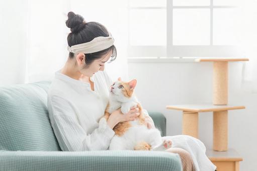 リビングでペットと戯れる