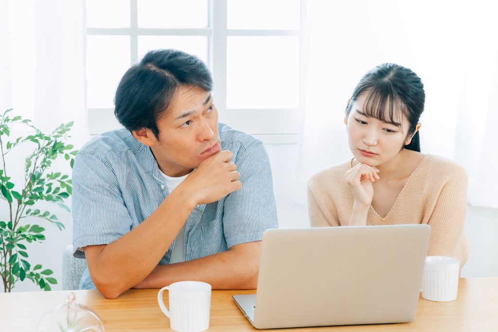 考える夫婦