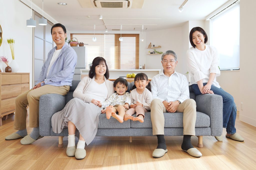 笑顔の三世代家族