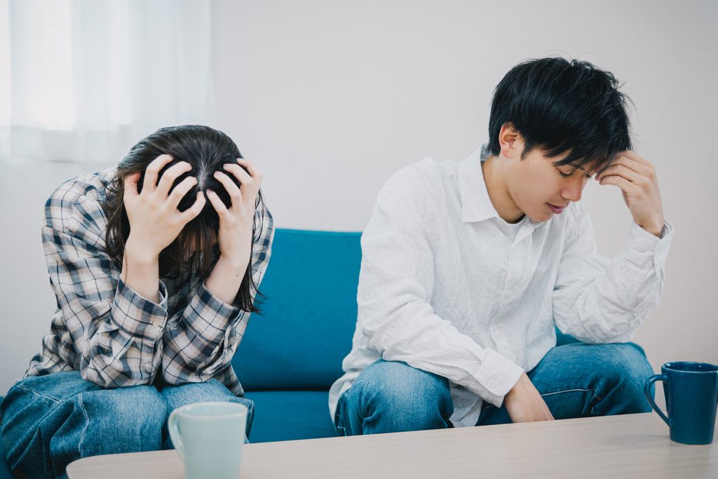 悩んでいる男女