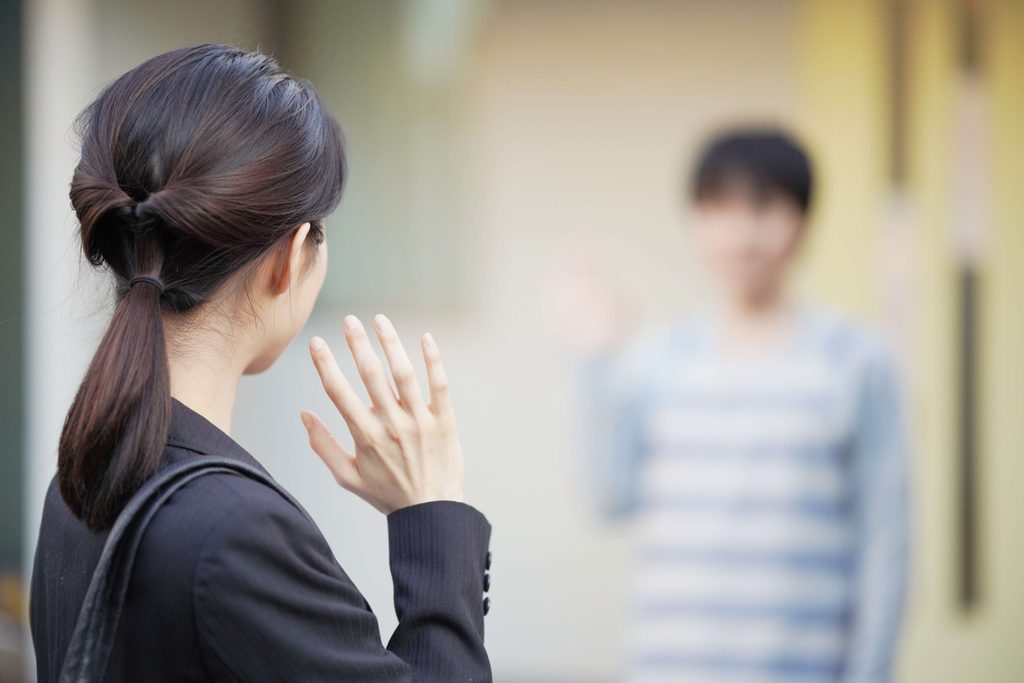 出勤する女性