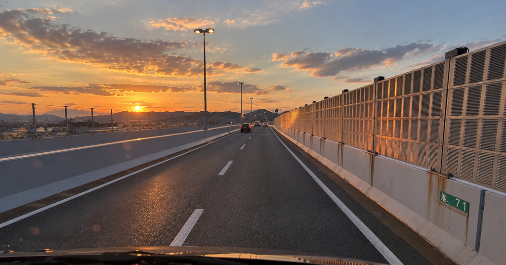 車からの高速風景