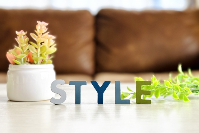  インテリアと観葉植物の前に並べられたSTYLEの文字ブロック