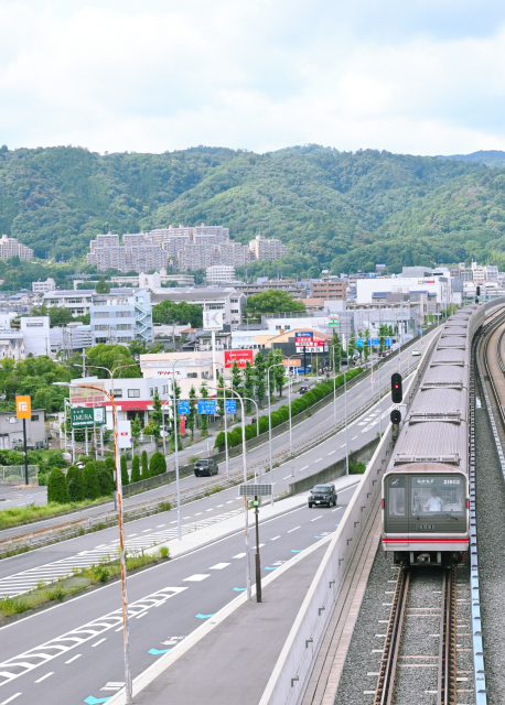 新御堂筋と北大阪急行の向こうに見える箕面の山並み