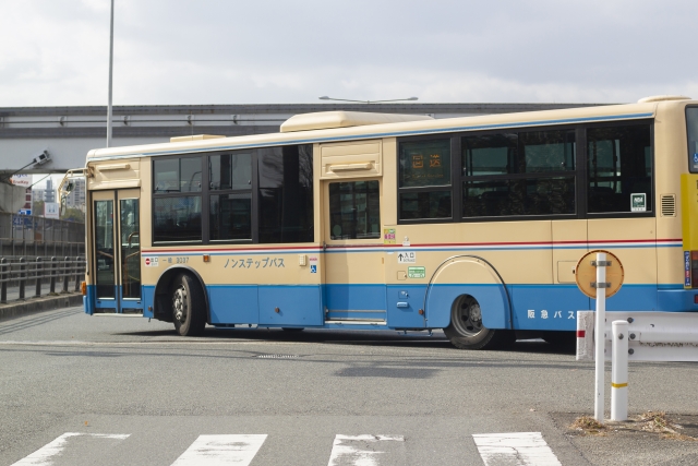 街中を走る阪急バス
