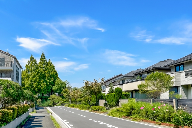 無電柱化された道路と緑豊かな住宅街の街並み
