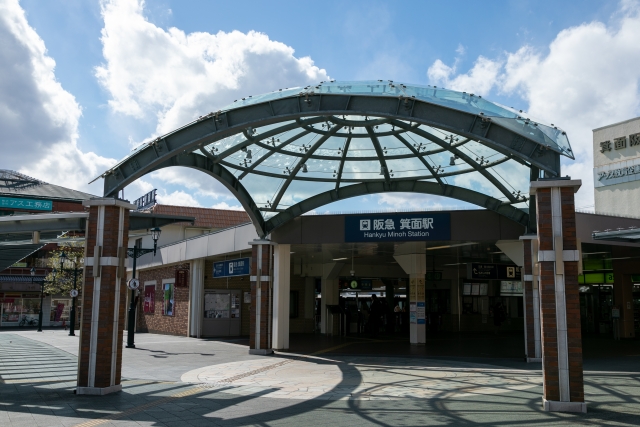 阪急箕面駅の外観と駅前風景