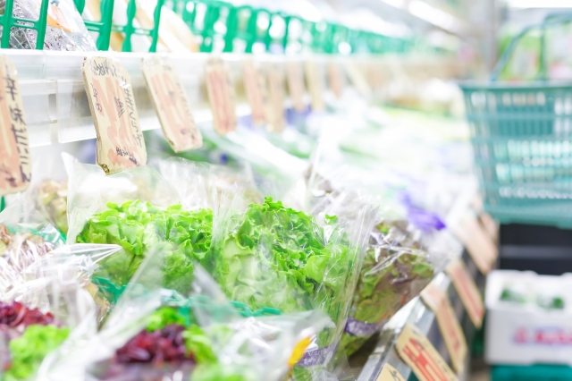 スーパーの売り場に並ぶ新鮮な野菜
