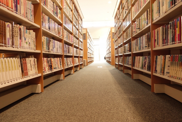 本棚が整然と並ぶ静かな図書館の館内