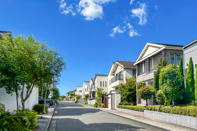 区画整理されたきれいな住宅街の街並み