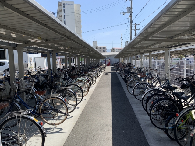 整然と自転車が並ぶ屋根付きの駐輪場