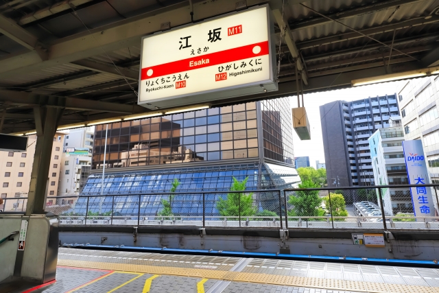 Osaka Metro御堂筋線江坂駅のホーム看板と周辺の街並み