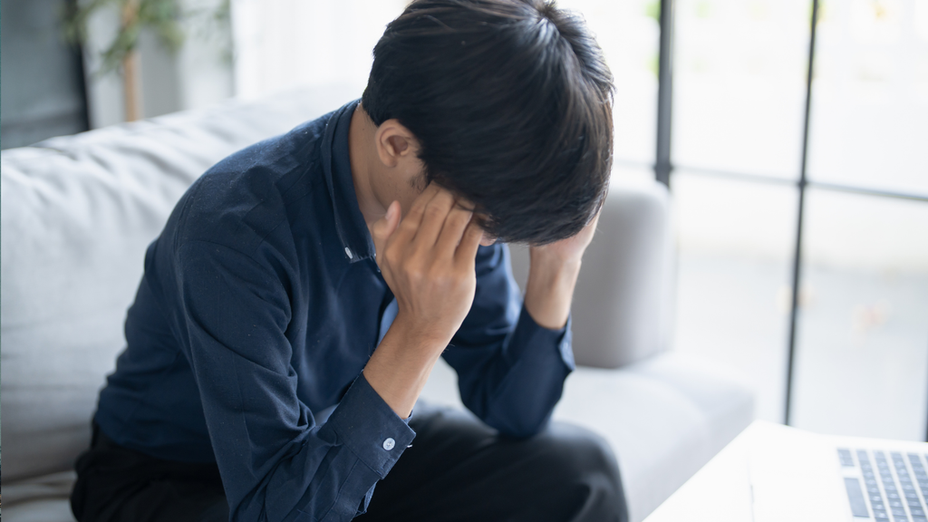 悩んでいる男性
