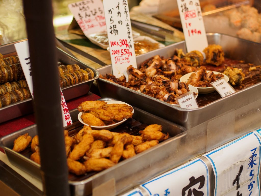 商店街の店先に並ぶ惣菜