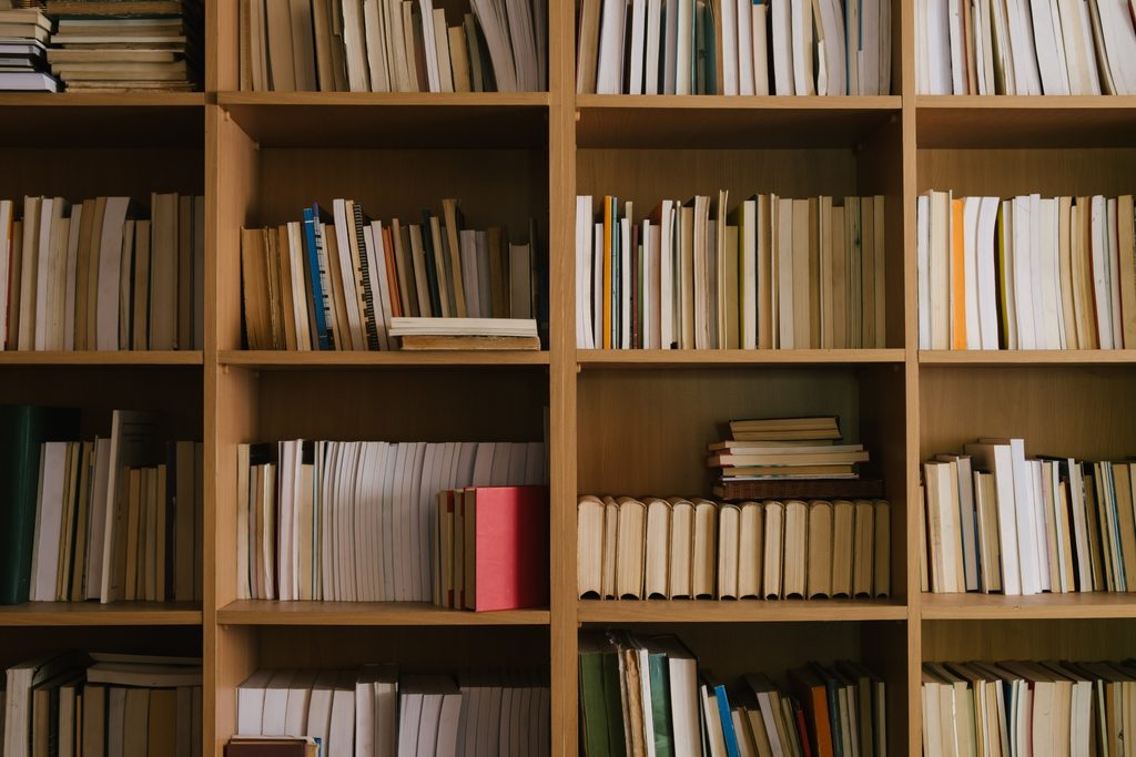 図書館の書架に並ぶ本