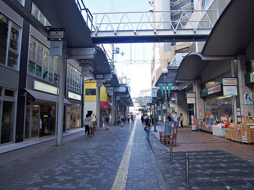 JR高槻駅北口付近の商店街風景