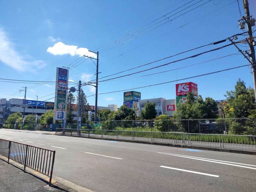 高槻市城南町近くの府道１６号線沿いショッピングセンターの風景