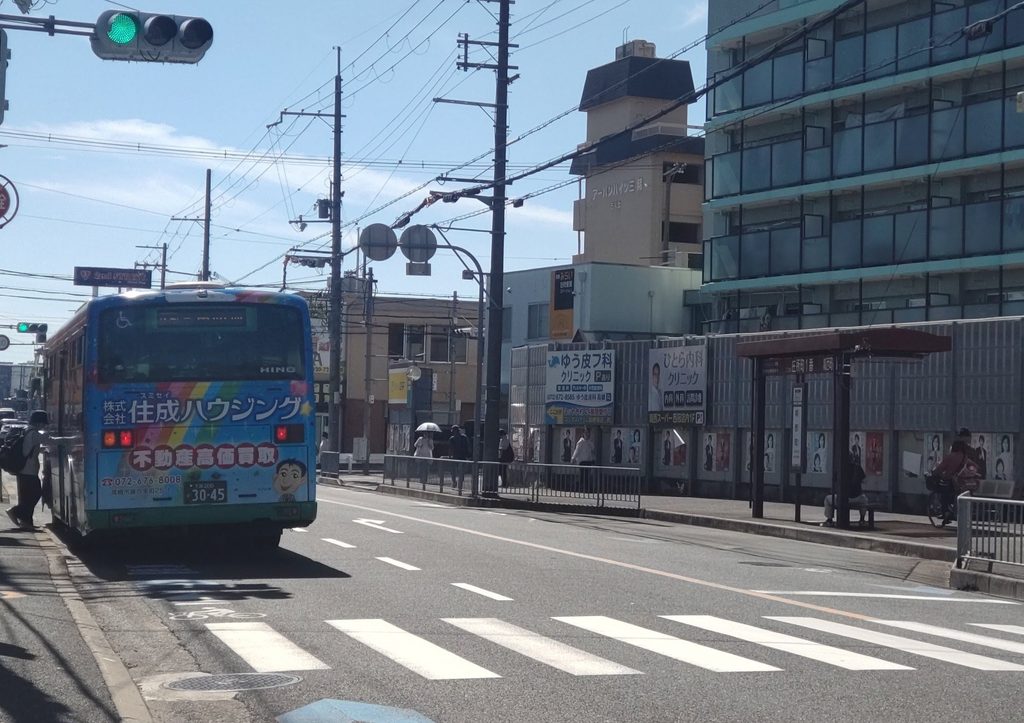 高槻市城南町付近バス停の風景