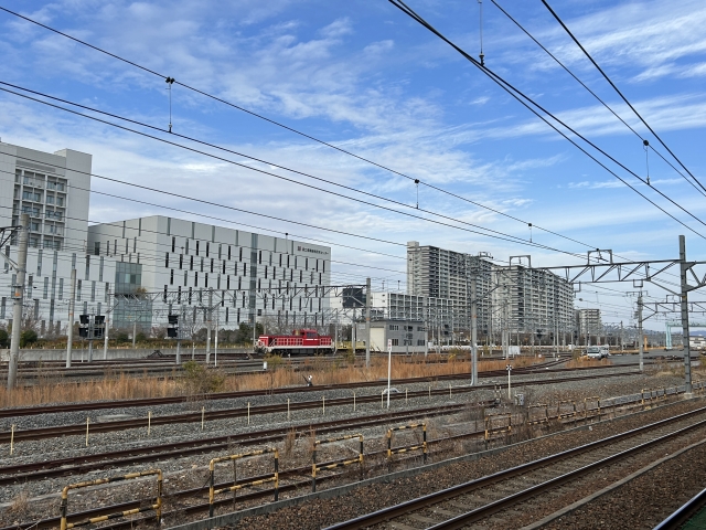 線路の向こうに広がる国立循環器病研究センターやマンション群など健都の街並み