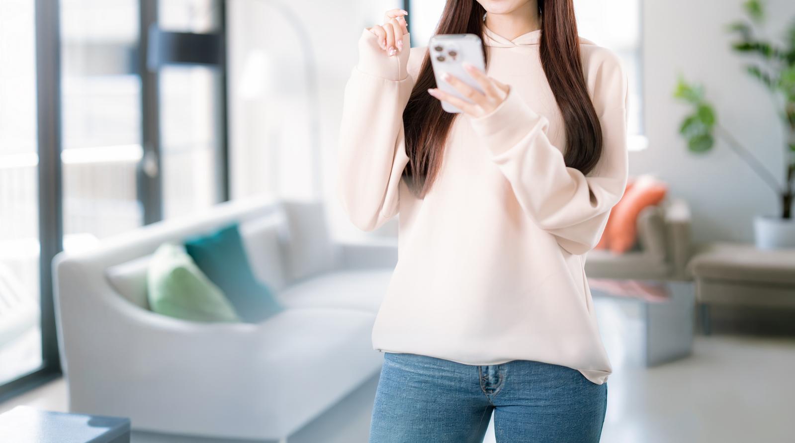 スマートフォンで物件を探す様子