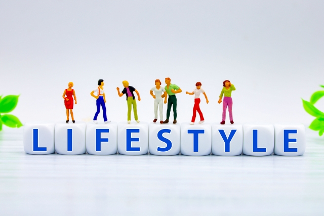 「LIFESTYLE」の文字ブロックの上に並ぶ人物のミニチュアフィギュア
